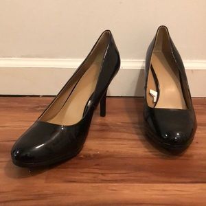 Black glossy pumps